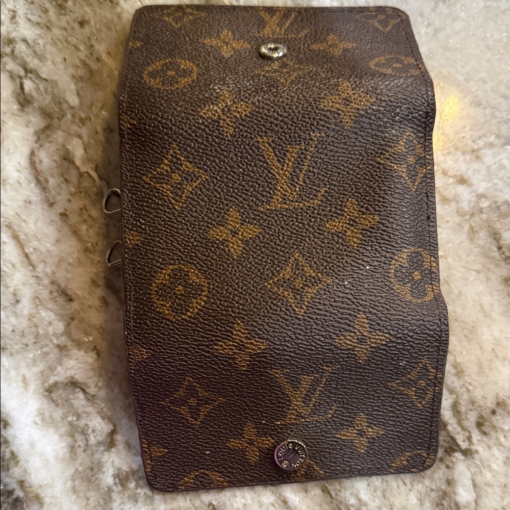 Louis Vuitton Classic Monogram Key Holder - Picture 6 of 12